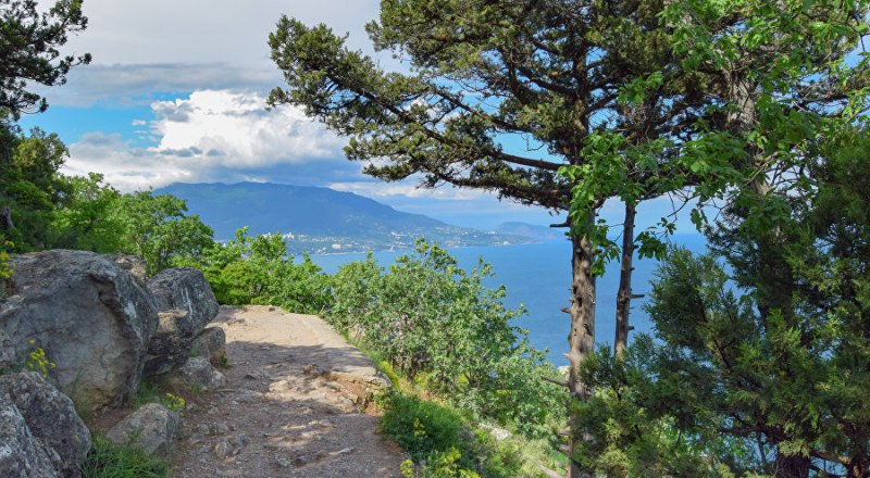 Царская (Солнечная) тропа возле Ливадийского парка. Фото Светланы МАЛЬЦЕВОЙ/Туристический портал Республики Крым.
