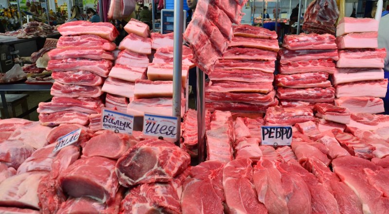 Россияне точно смогут покупать мясо с начала года - цены должны снизиться. Фото Анны КАДНИКОВОЙ.