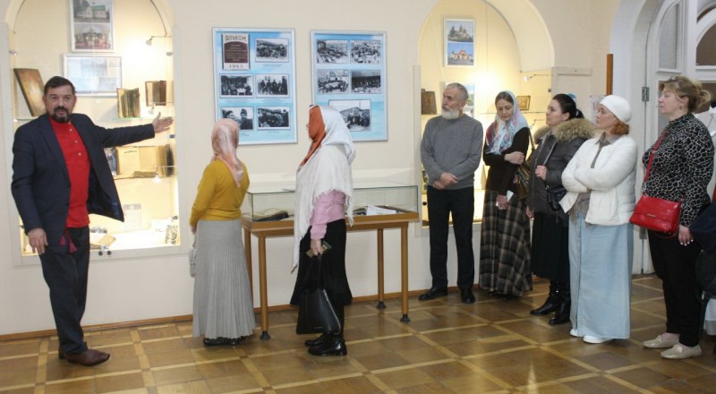 Александр Пригарин и участники вернисажа. Фото Евгении БАРАНОВОЙ.