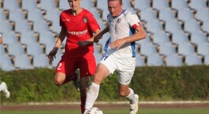 В атаке капитан «ТСК-Таврии», мастер спорта международного класса Антон Монахов (в белой форме).