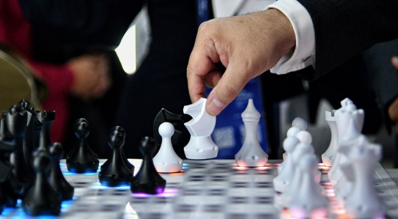 Просчитали на пару ходов вперёд или же поторопились? Российская Федерация шахмат первой в стране официально сменила Европу на Азию. Фото «СЭ».