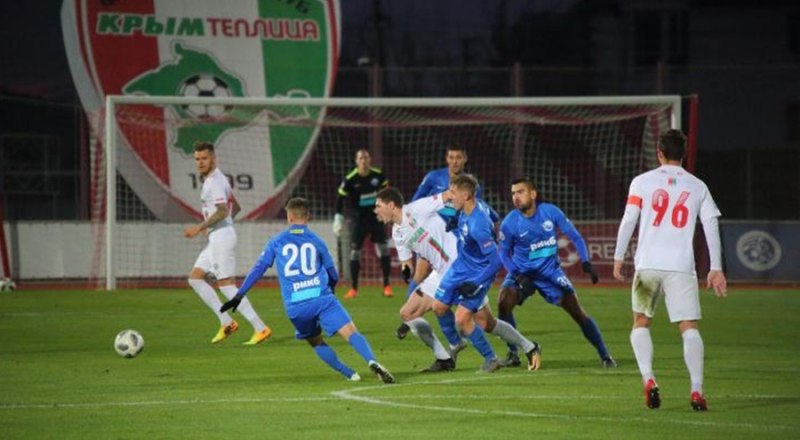 Вот такие острые схватки» у обоих ворот возникали в матче между футболистами «Крымтеплицы» (в белой форме) и «Севастополя».