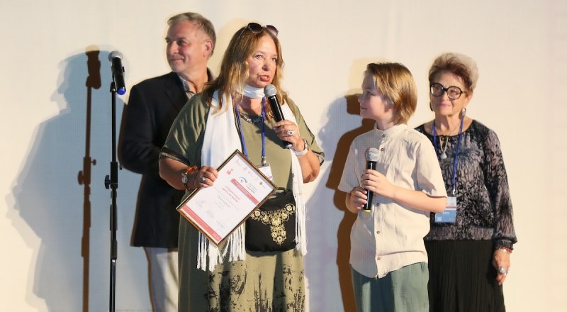 Жюри вручает приз самому юному участнику Яромиру Зайцеву. Фото Анны Фоломеевой.