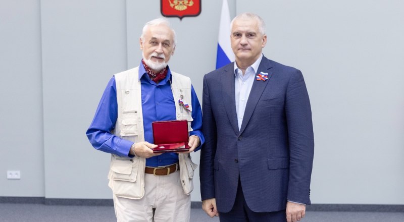 Сергей Аксёнов вручил награду Константину Фролову накануне Дня России. Фото из открытого источника.