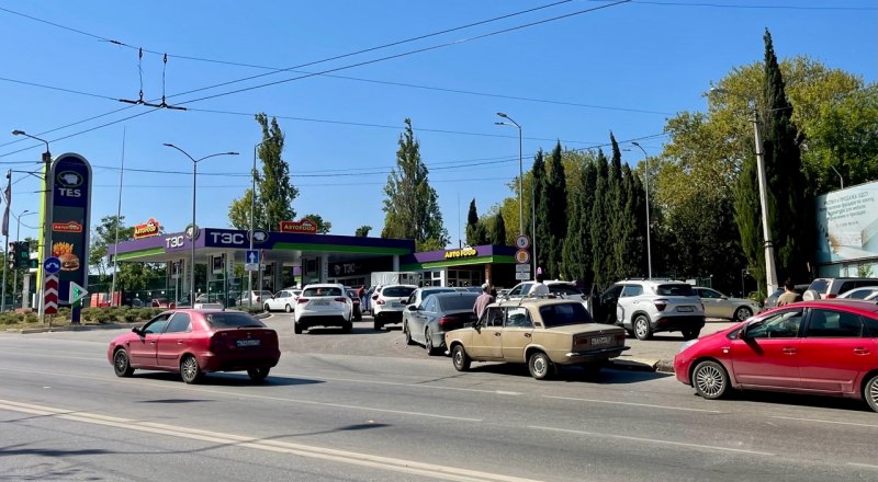 Такие очереди с утра были в Севастополе. Выстроились около 30 автомобилей.