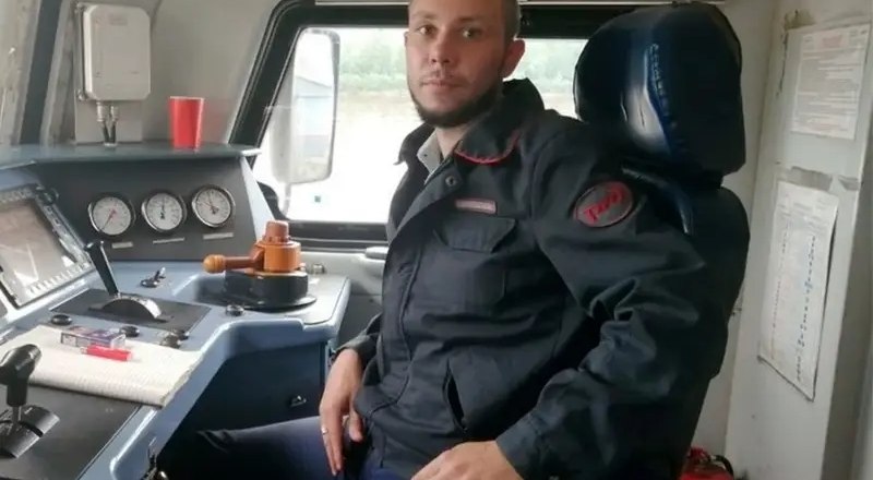 Машинист Павел Мишин, который управлял поездом, оказавшимся под рухнувшим мостом в Брянской области, пожертвовав собой, спас сотни жизней пассажиров.