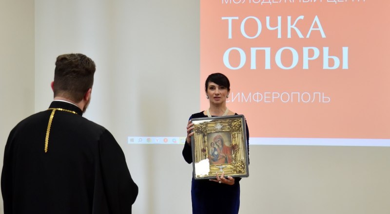 Занятия в симферопольском центре начинаются с молитвы.