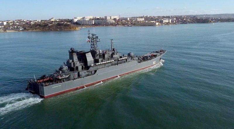 БДК Балтфлота «Калининград» зашёл в Севастопольскую бухту. Фото автора.