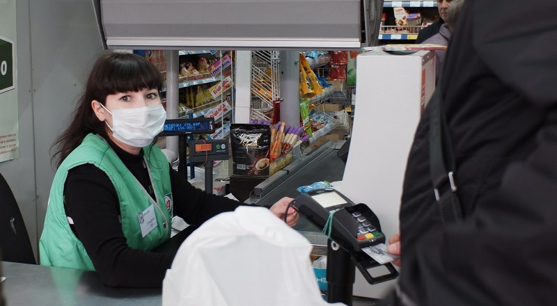 Продавцы и кассиры обязаны работать в медицинских масках.