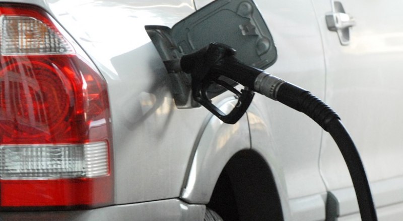 Экономить на бензине хотят многие водители, этим и пользуются мошенники.