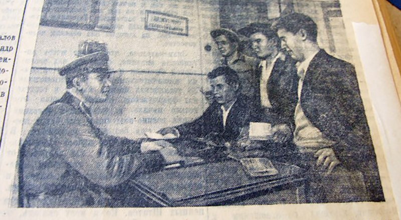 О том, как принимают заявления добровольцев в Симферополе, корреспондент нашей газеты В. Малышев рассказал 24 июня 1941-го.