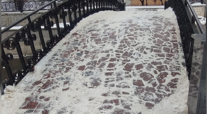 Симферопольцы ездят по мосту через Салгир, в районе парка Мира, на пятой точке. Буквально.