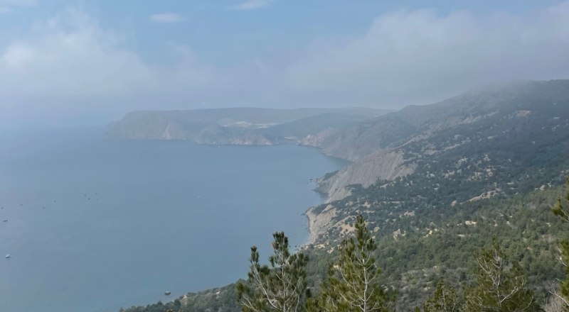 Виды с тропы открываются великолепные.