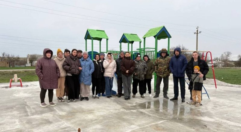 Детскую площадку должны были сдать ещё в конце октяб­ря, но она не готова по сей день. Фото Родительского комитета села Артёмовка.