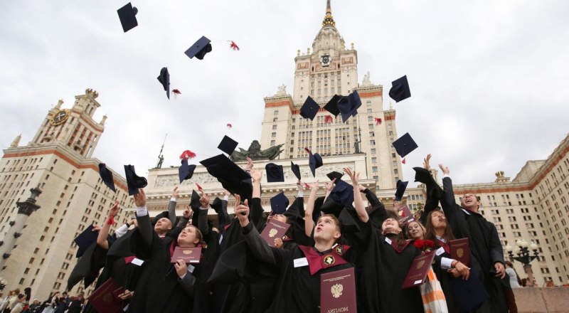 В столичном МГУ цена годового обучения стартует от 300 тысяч рублей в год.