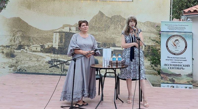 Симпозиум открывают Наталия Мирошниченко и куратор крымской музеологической школы «Museum studio» Ирина Чувилова (слева).