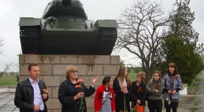 Участники встречи возложили цветы к танку-памятнику.
