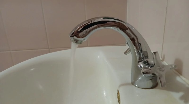 Изменения в цвете и запахе воды должны насторожить.