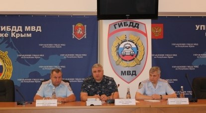 Михаил Черников (в центре) провёл совещание по вопросам безопасности дорожного движения.