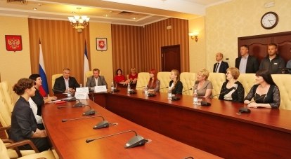 Отличницы и их учителя на встрече с руководством Крыма.