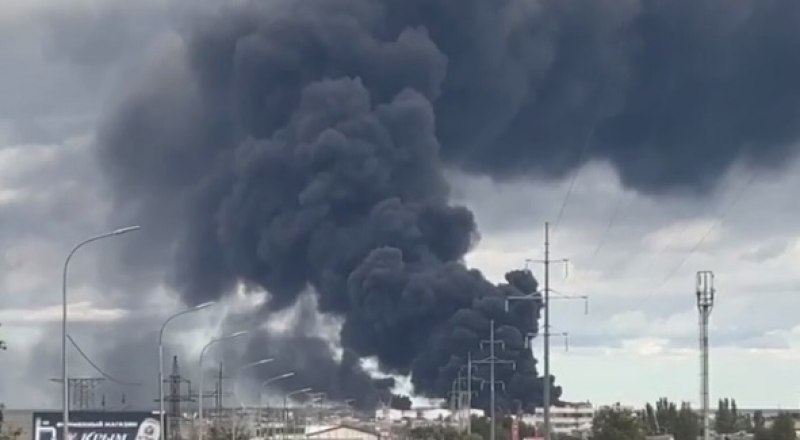 Пожар не утихает второй день.