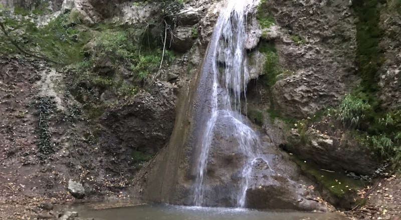 Ускутский водопад даже в начале осени достаточно полноводный. Фото автора.
