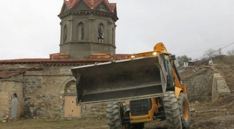 Проехавшая по старинному кладбищу тяжёлая строительная техника разрушила два склепа. Фото Александра ГОРНОГО. 