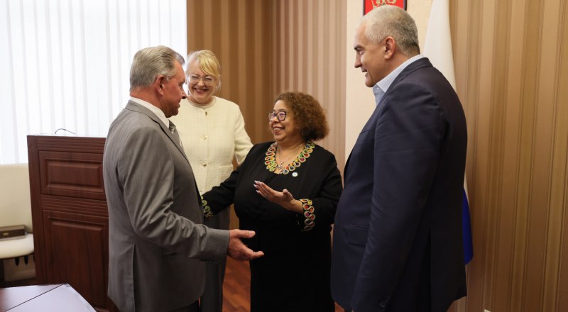 Встреча друзей. Олег Белавенцев, Ирина Кивико и Сергей Аксёнов приветствуют Альбу Асусену Торрес Мехия.