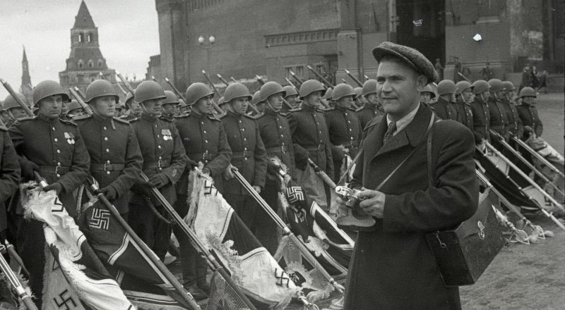 Евгений Халдей на Красной Площади 24 июня 1945 года.