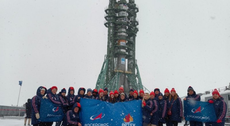 Команды «Роскосмоса» и «Артека». Фото пресс-службы МДЦ «Артек».