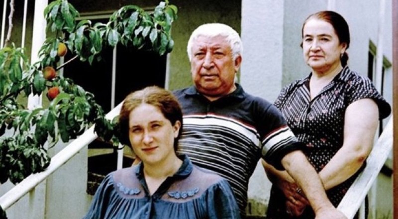 Расул Гамзатовов с женой и дочерью. Фото Российского фонда культуры.
