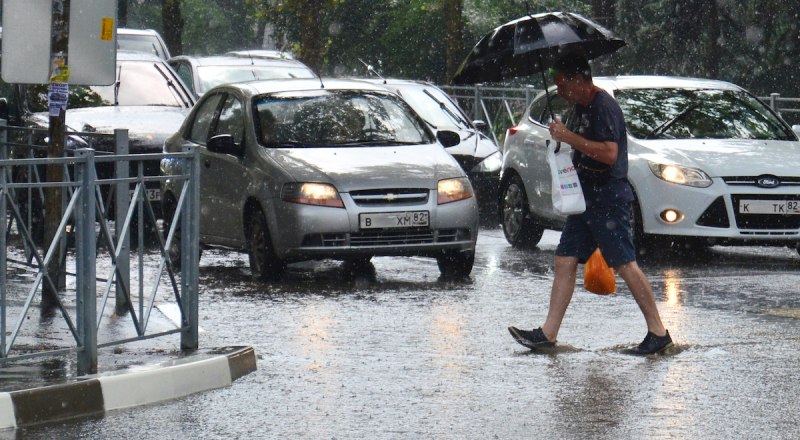 От бегущих по улицам потоков воды зонтик, увы, не спасает.