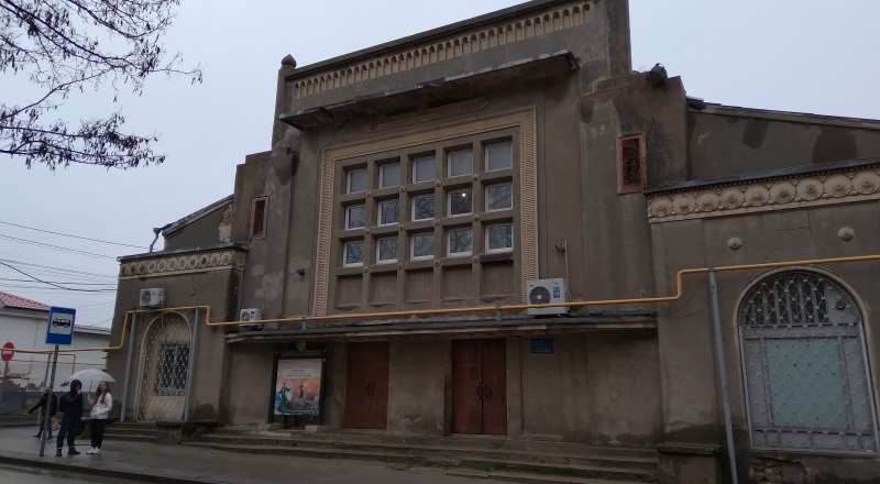 Здание кинотеатра «Родина» давно не знало ремонта - затейливый фасад постепенно осыпается.