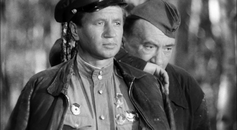 Леонид Быков (слева) и Алексей Смирнов в фильме «В бой идут одни «старики».