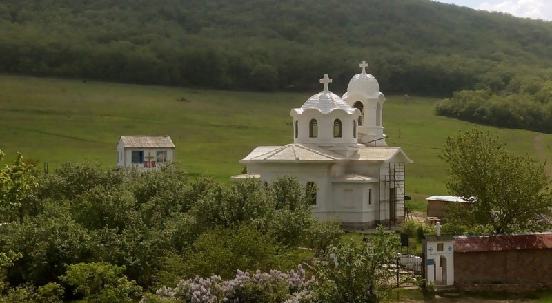 Возрождённый монастырь св. Луки в греческой деревне Лаки, сожжённой во время Великой Отечественной войны. Фото с сайта bahch.rk.gov.ru