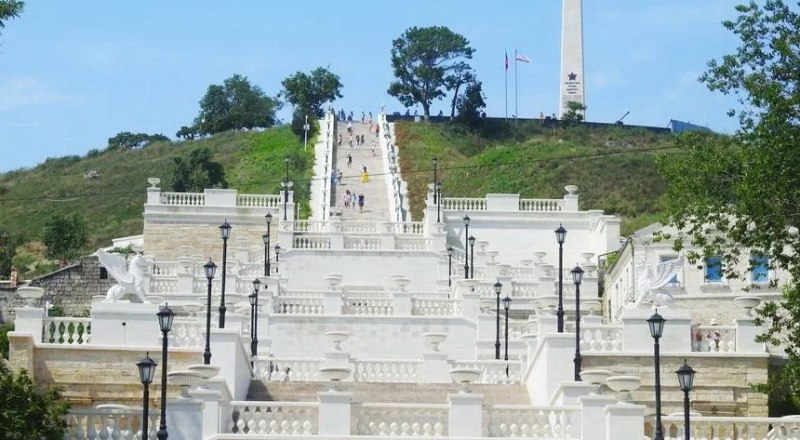 По Митридатской лестнице - к Мемориалу героев. 