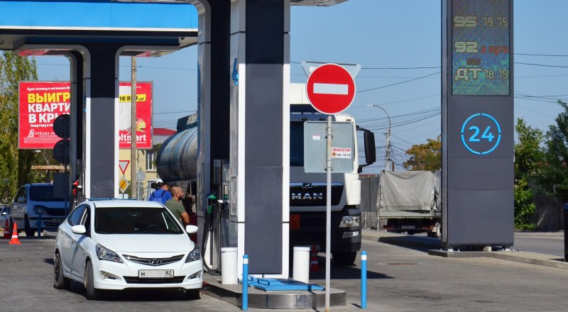 Дефицит бензина ощущают все крымчане.