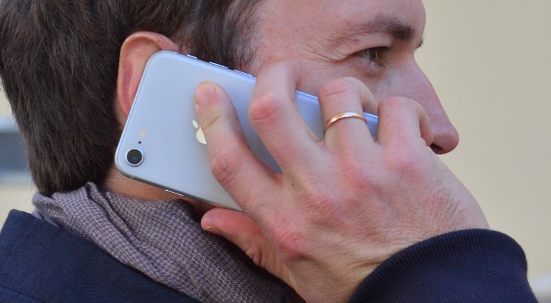 Любое давление, спешка или запугивание - достаточный повод, чтобы сразу прекратить разговор.