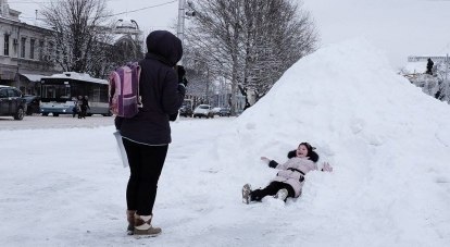 На площади Ленина дети резвятся в сугробах. Убирать снег тут не торопятся.