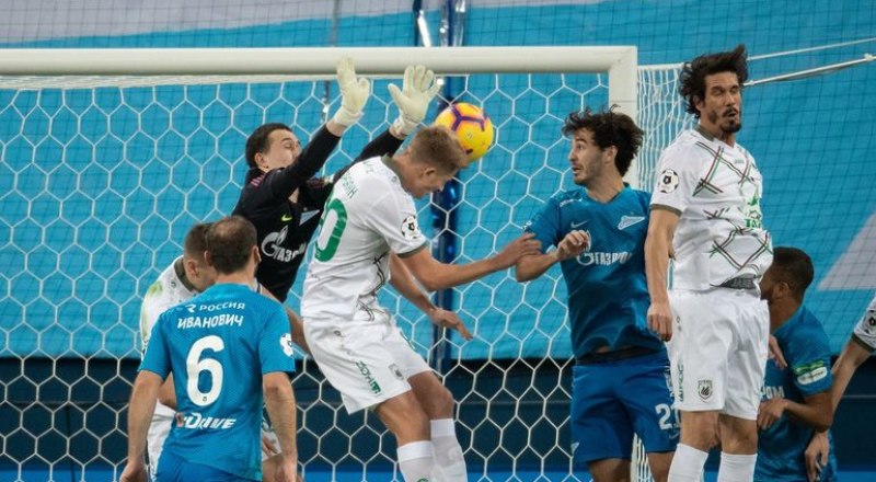 Егор Сорокин (в белой форме) головой забивает мяч в ворота «Зенита».