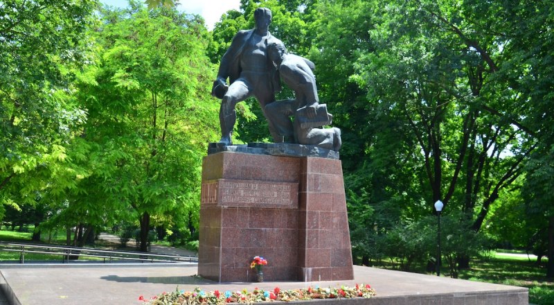 Памятник партизанам и подпольщикам в Симферополе.