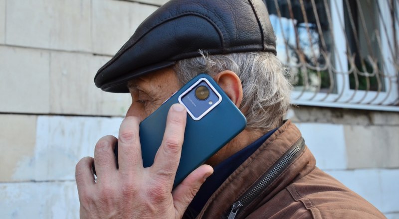 Не стоит доверять на слово тем, кто звонит вам и представляется сотрудником госорганов.