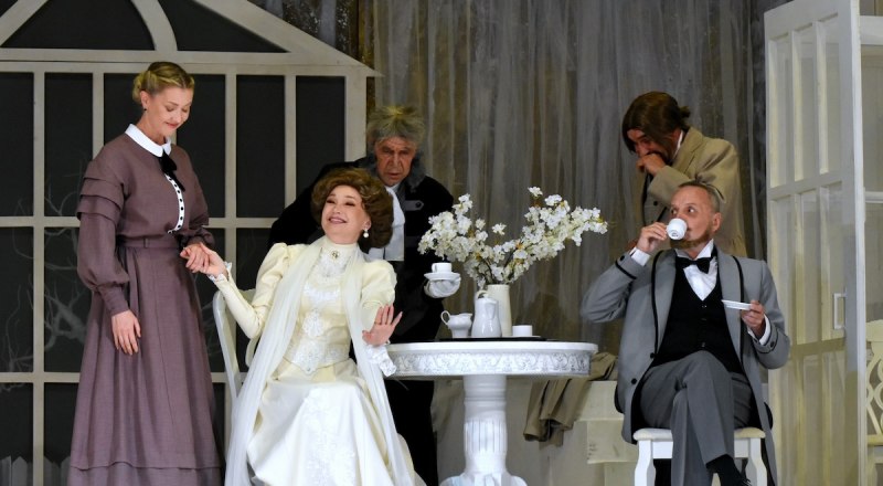 Сцена из спектакля. Фото Виталия ПАРУБОВА. 