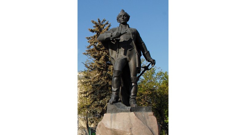 Памятник Александру Суворову в Симферополе.