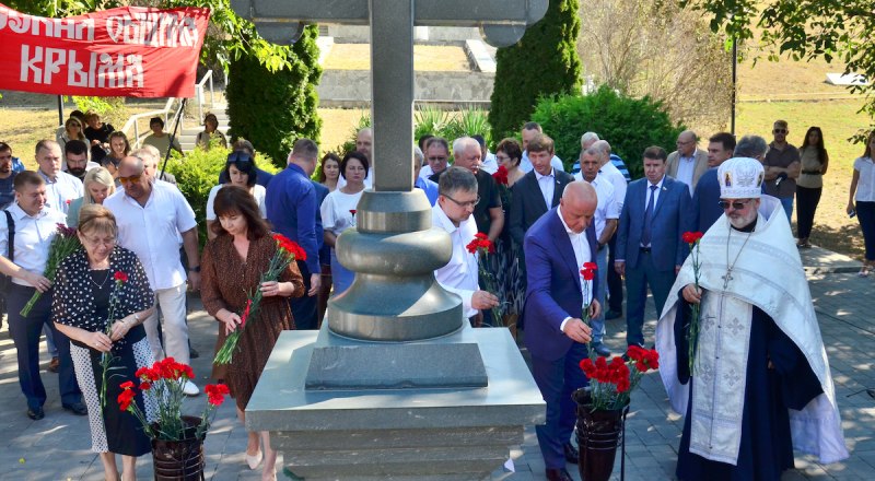 В Крыму почтили память воинов, павших в Крымской войне.