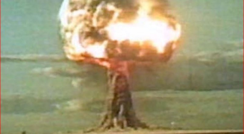 Атомная бомба, на фото - красиво, в реальности - страшно.