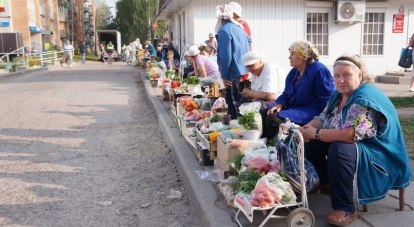 Херсонские пенсионерки вынуждены зарабатывать на хлеб торговлей.