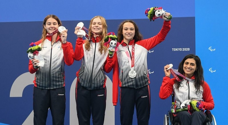 Улыбка - на медаль! Крымская пловчиха Ани Палян (крайняя справа) выиграла «серебро» на Паралимпиаде в Токио.
