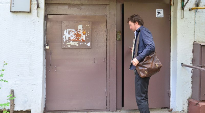 Никогда не переводите деньги до подписания договора и личного осмотра квартиры.