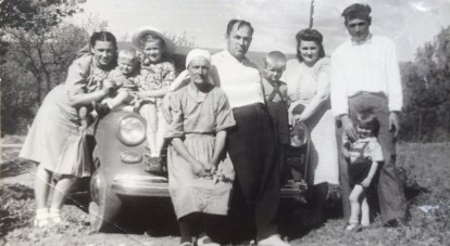 Семья партизана слева-направо: сестра Раиса с сыном Ильёй, дочь Надя, мама Анна Гавриловна, Михаил, тогда зампред облисполкома, с сыном Володей и женой Анастасией. Рядом водитель с сыном. 1949 год.